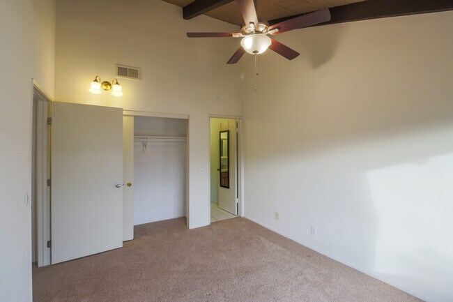 Building Photo - Beautiful Tri-Level 2BD + BONUS ROOM 3BA T...