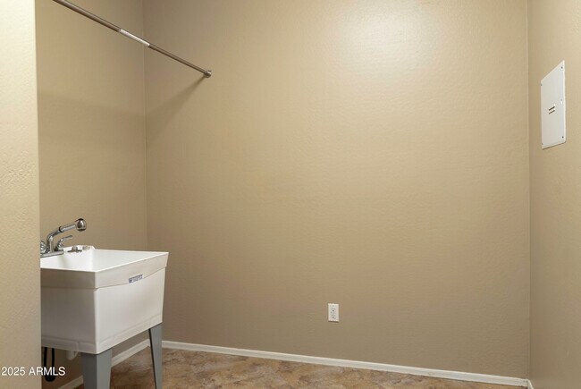 Building Photo - 46011 W Keller Dr