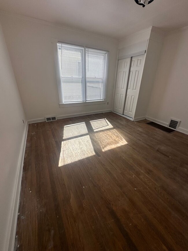 Building Photo - 2 bed 1 bath update home with original hardwood