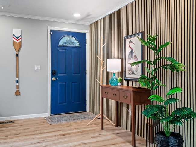 Building Photo - 5012 Hollyview Dr