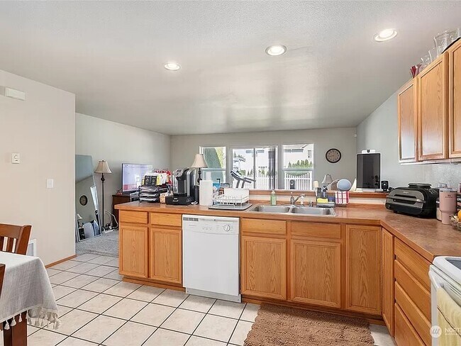 Building Photo - 2296 James Cir