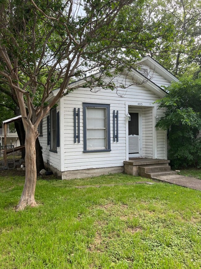 Building Photo - 2 Bed 1 Bath - CLOSE TO DENTON SQUARE