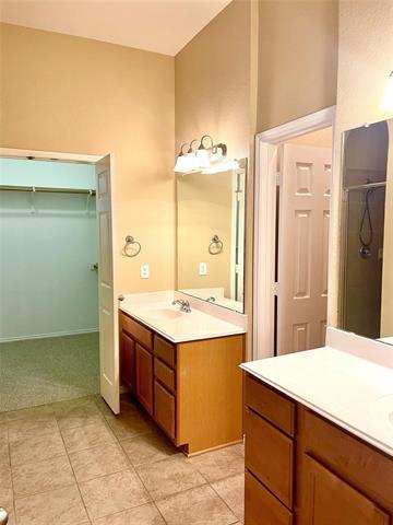 Building Photo - 11490 La Grange Dr