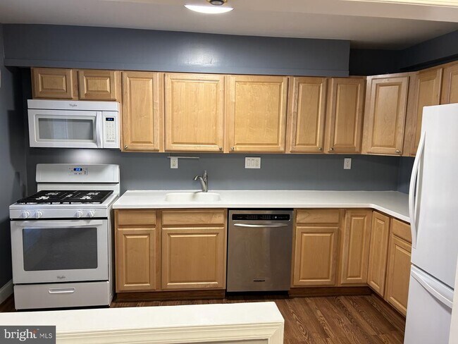 Building Photo - 1728 Redwood Ave