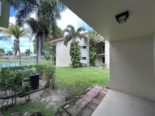 Building Photo - 1525 Lake Crystal Dr