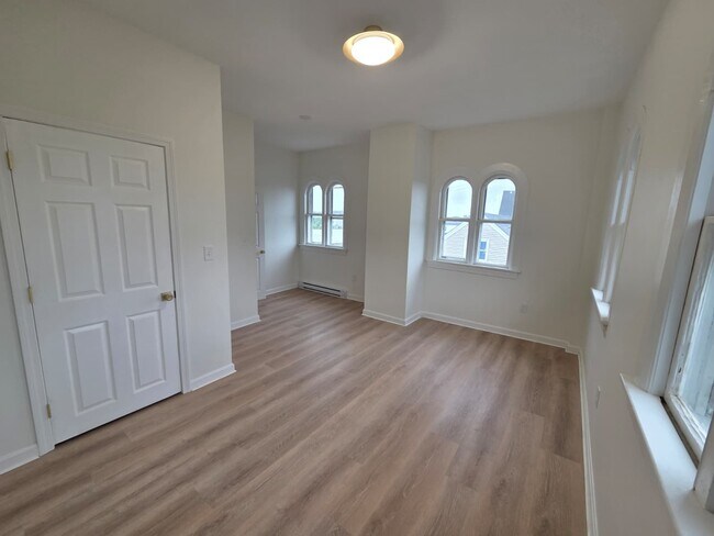 Building Photo - 207 Cohannet St