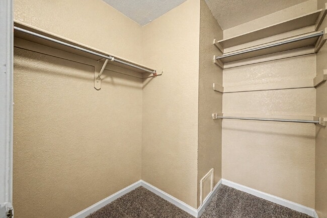 Building Photo - "Charming 3-Bedroom Duplex in Englewood with 2 Full Baths - Your Ideal Home Awaits!"