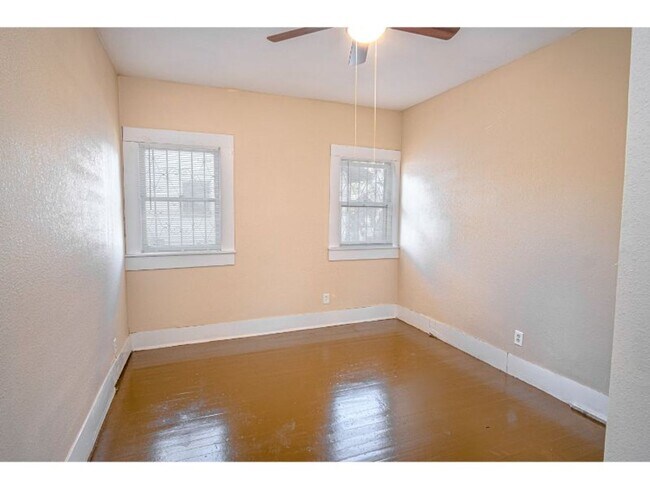 Building Photo - 2 BR 1 BA Gorgeous Home Near Downtown