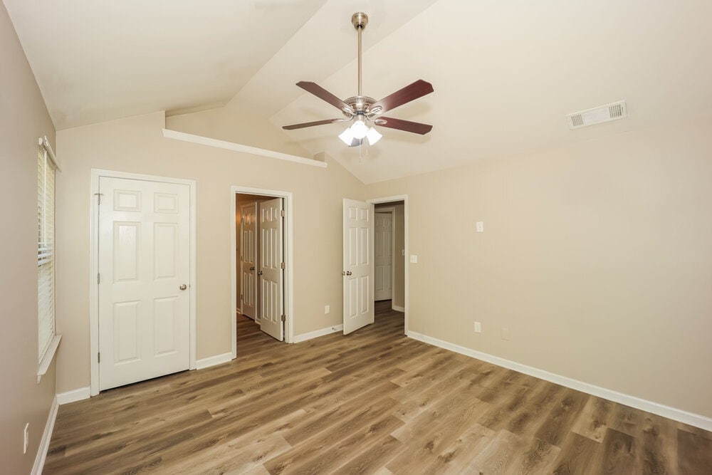 Building Photo - 5584 Bluegrass Dr