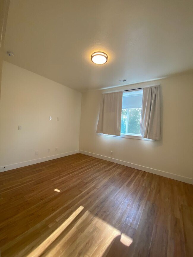 Building Photo - Mead School District-Upper unit Duplex 3 beds,2 bath Available June 10th