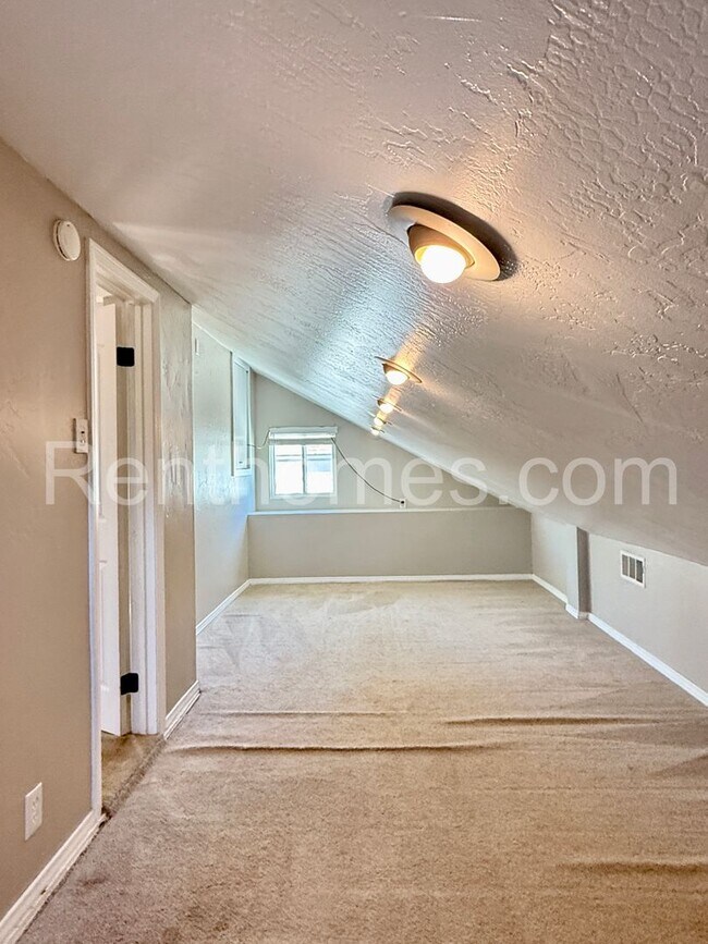 Building Photo - 9911 Ivy St