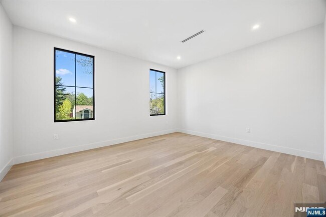 Building Photo - 242 Hardenburgh Ave