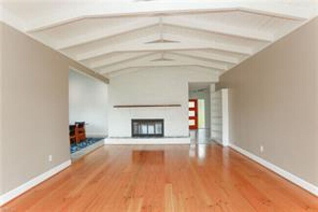 Building Photo - 4 BED/3 BATH LOCATED IN A WATERFRONT COMMU...