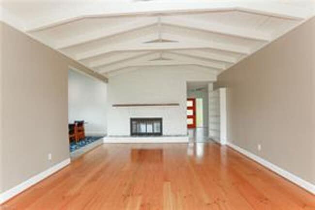 Building Photo - 4 BED/3 BATH LOCATED IN A WATERFRONT COMMUNITY!