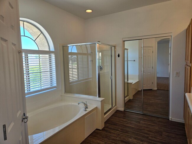 Building Photo - Spacious 4 bed, 3 full bath home in New Ri...