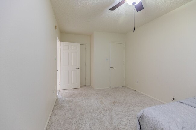Building Photo - 3 Bedroom 2 Bath Home
