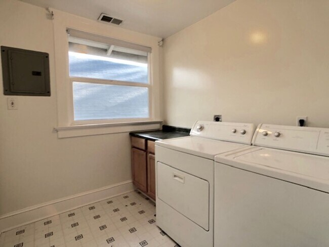 Building Photo - 1714 Santa Clara Ave