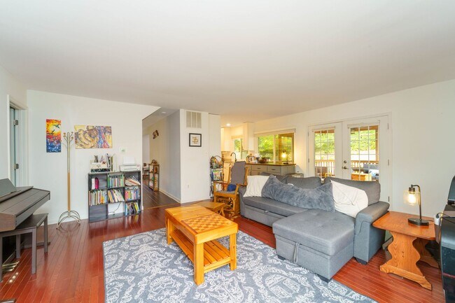 Building Photo - Meticulously Maintained 4 BR 2.5 BA Home in Burke, VA