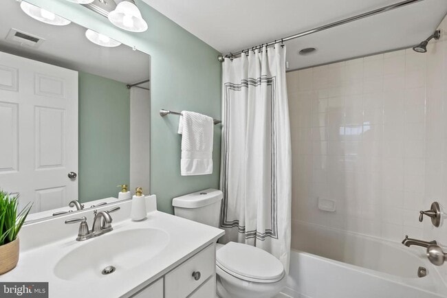 Building Photo - 904 W Glebe Rd