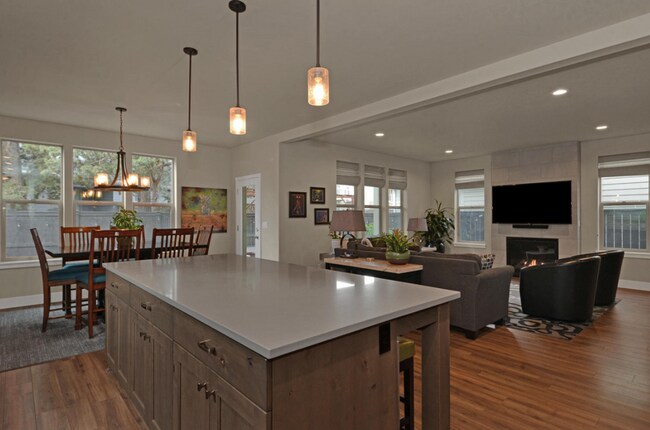 Building Photo - Beautiful 3 Bed/2.5 Bath Home in NW Bend - Via Cambria