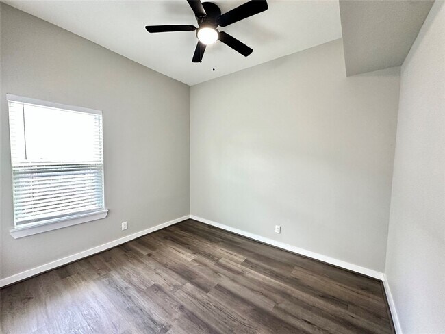 Building Photo - 225 N Everton St