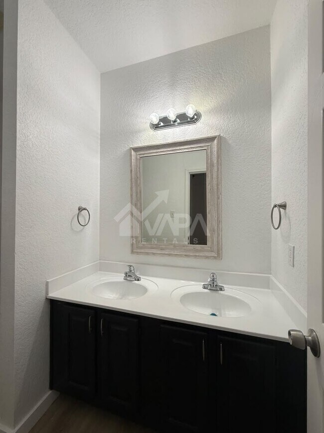Building Photo - 918 Spring Knoll