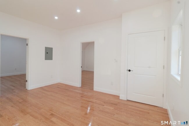 Building Photo - 40 Elizabeth St