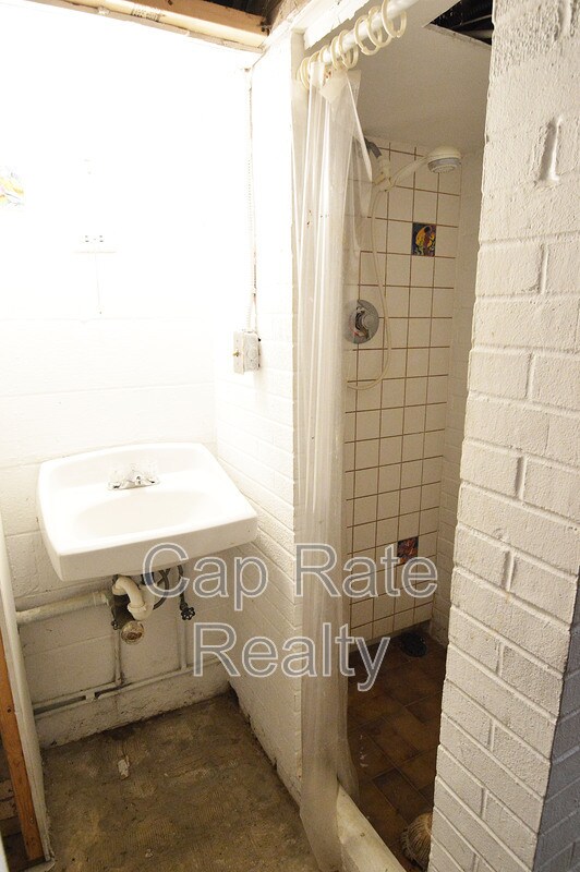 Building Photo - 216 Cherrington Rd