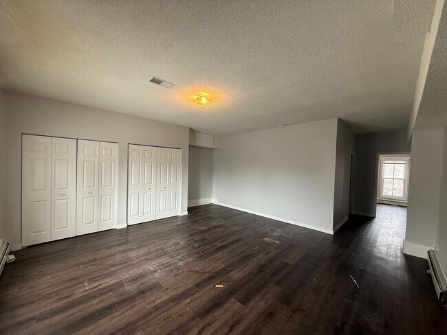 Building Photo - 555-565 N Kent St