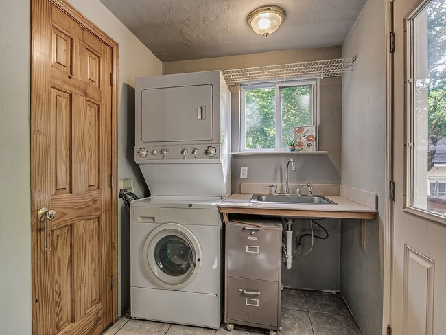 Building Photo - Charming Updated Mesta Park Duplex - New S...