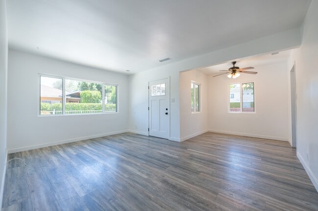 Building Photo - 7512 Woodley Ave