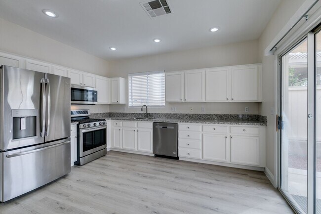 Building Photo - Charming 4 Bedroom, 3 Bathroom Home Near S...