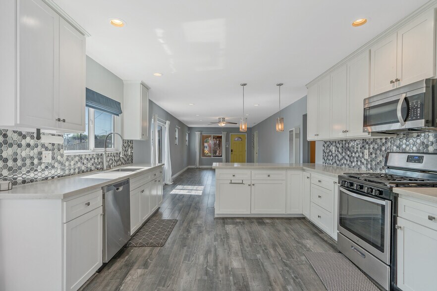 Building Photo - 3111 W 69th St