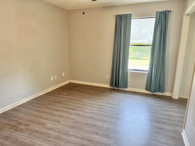 Building Photo - 116 Manor Cir