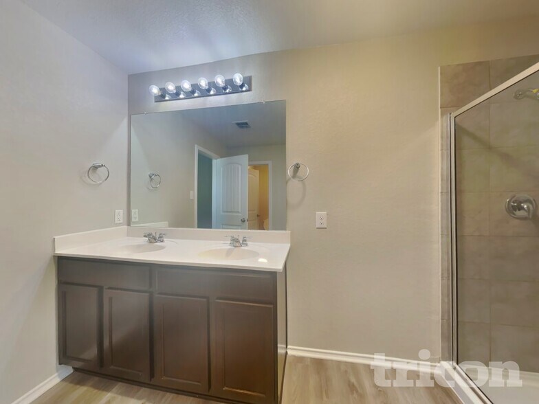 Building Photo - 8119 Sleepy Brook