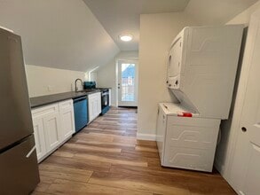 Building Photo - 530 Jane St