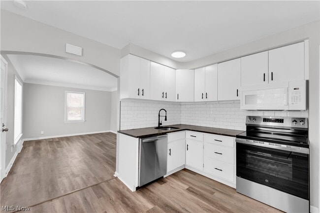 Building Photo - 876 E 209th St