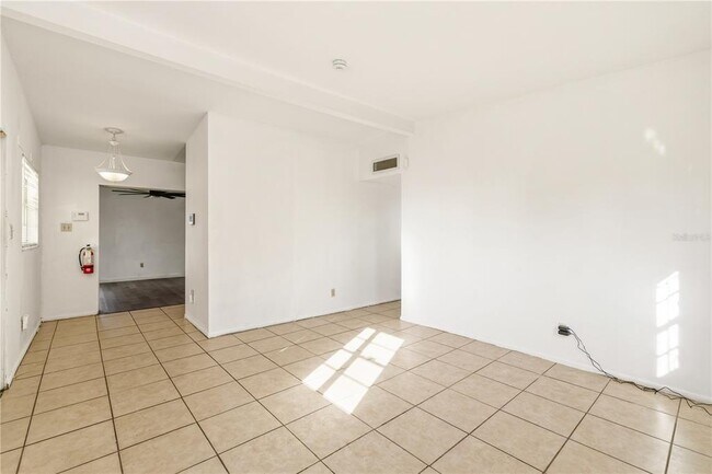 Building Photo - 2615 9th Ave Dr E