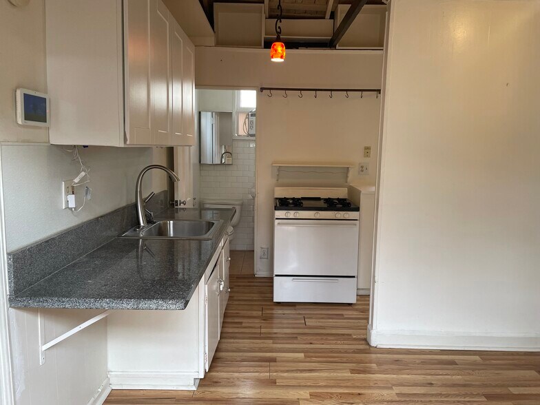 kitchen - 3554 Colonial Ave