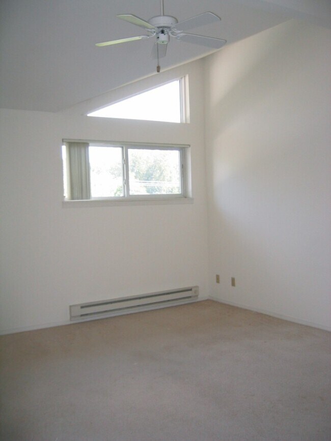 Building Photo - Great Arboretum location - 1 bedroom lofte...