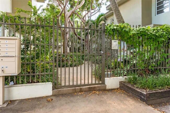 Building Photo - 3000 Bird Ave