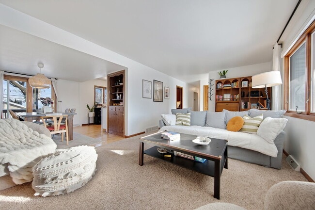 Building Photo - Gorgeous 3 Bedroom In Saint Anthony Villag...