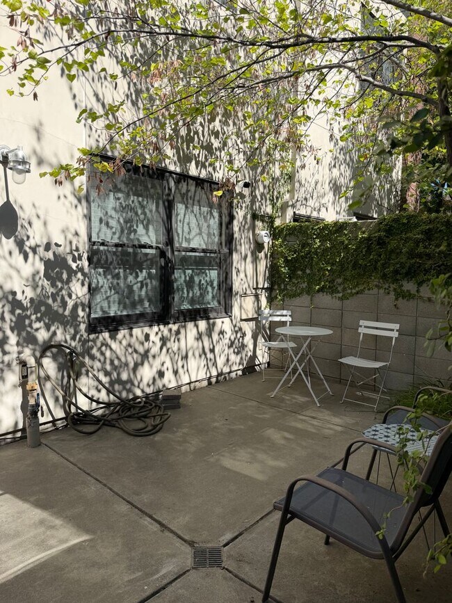 Building Photo - Rare Live/Work or Residential Opportunity in the Heart of North Oak Park!