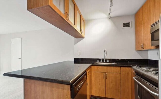 Building Photo - 1 Bed, 1 Bath Condo in First Hill, Steps to Virginia Mason & Swedish Hospital