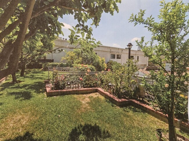 Building Photo - 11861 Laurelwood Dr