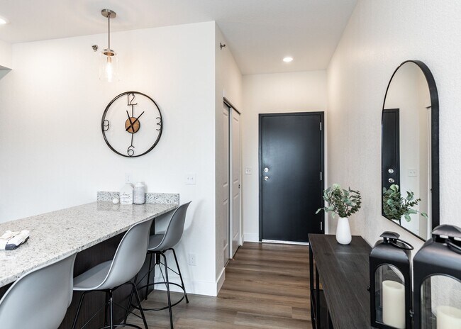 Building Photo - Westside 1 bed, 1 bath Luxury Apartment near Garden of the Gods