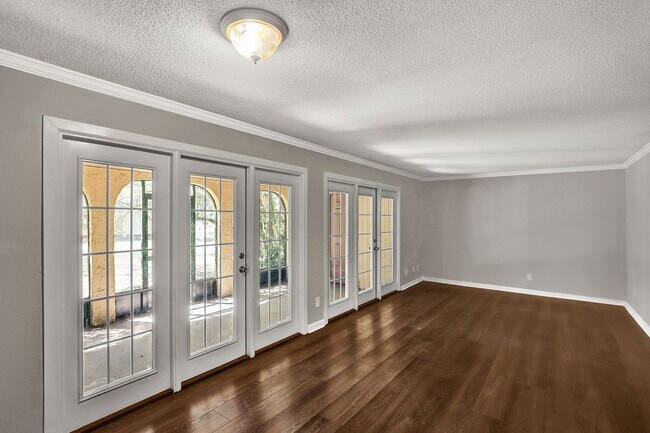 Building Photo - Move in ready 2 bedroom/ 1 bathroom condo!