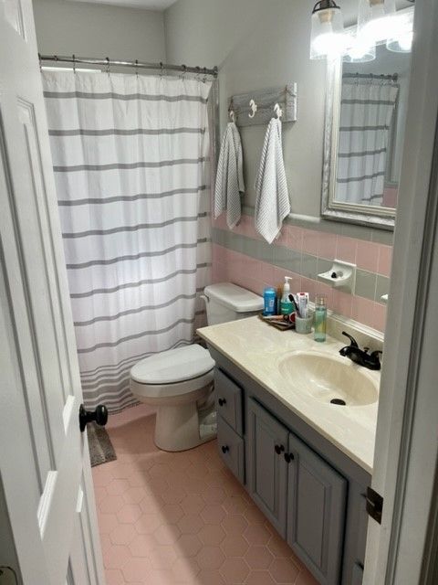 Building Photo - 208 Poinsettia Dr