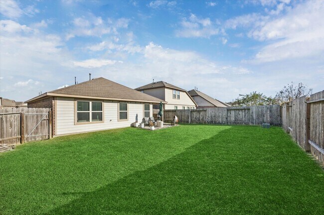 Building Photo - 3018 Village Creek Dr