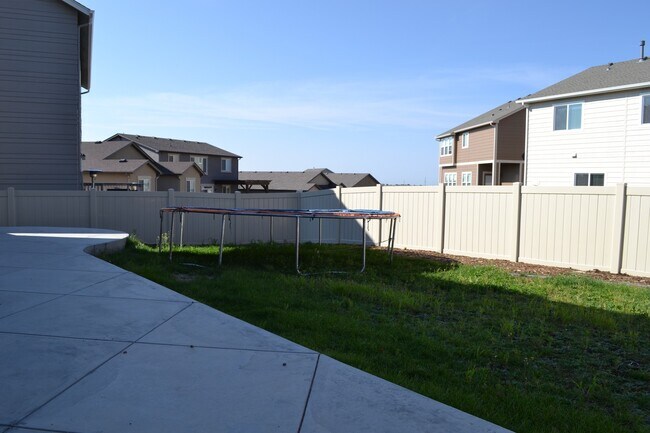 Building Photo - Beautiful Bedroom in Forest Meadows!